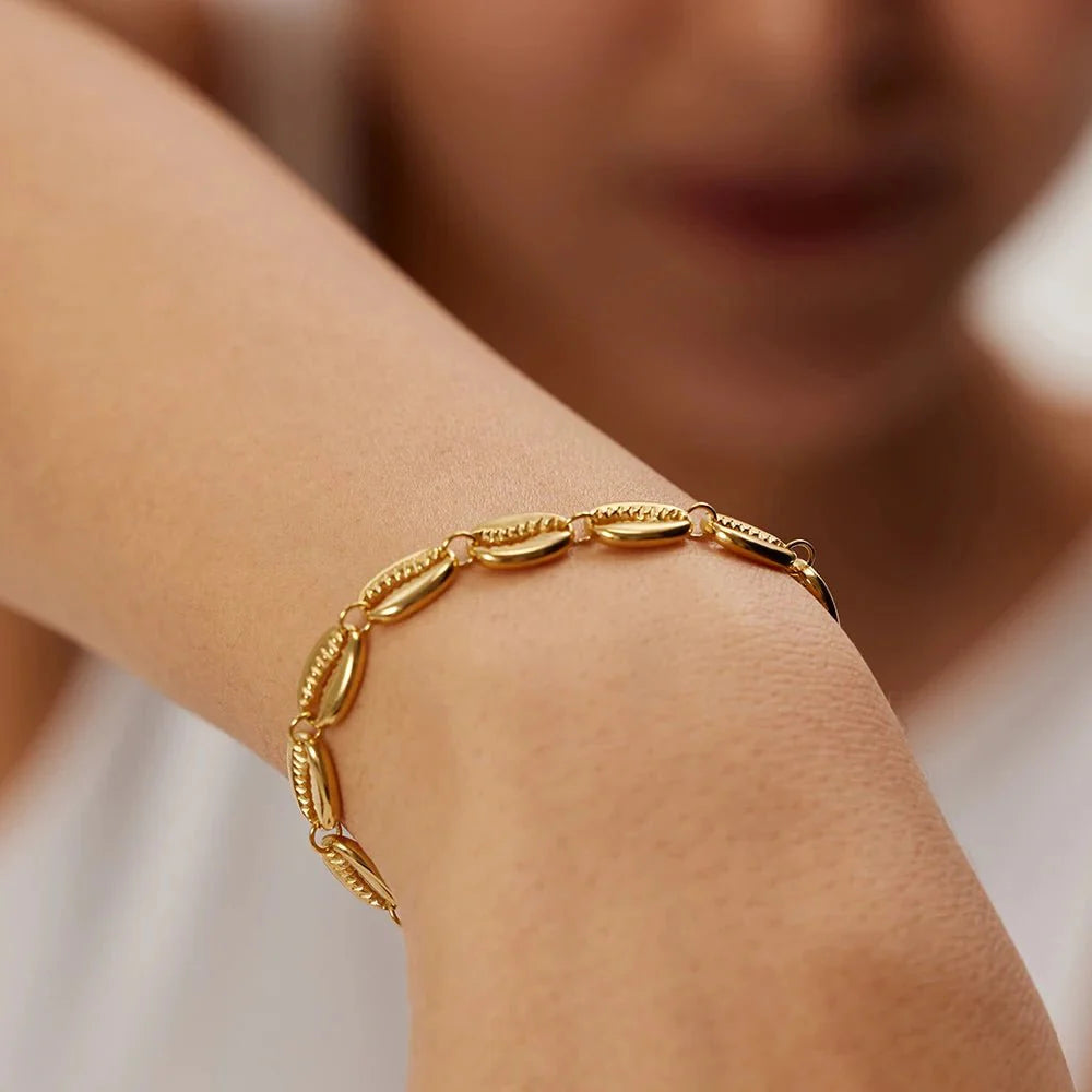 18k Dainty Cowrie Shell Bracelet - Aryomi