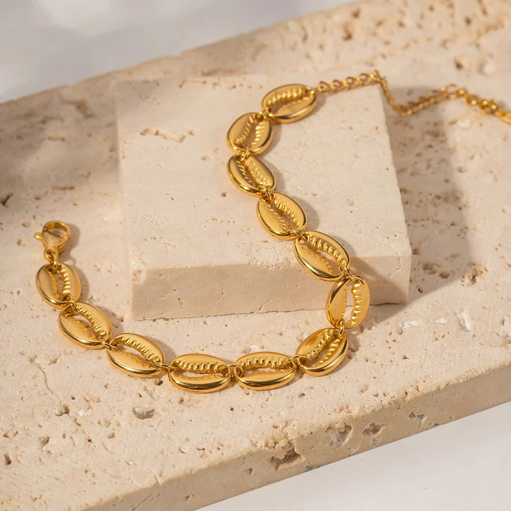 18k Dainty Cowrie Shell Bracelet - Aryomi