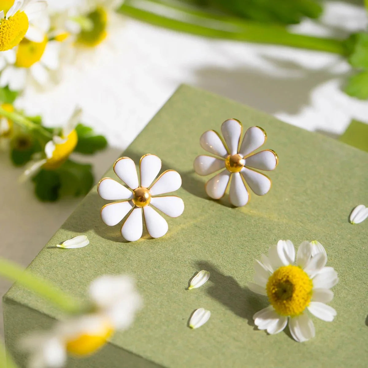 18k Dainty Daisy Floral Earrings - Aryomi