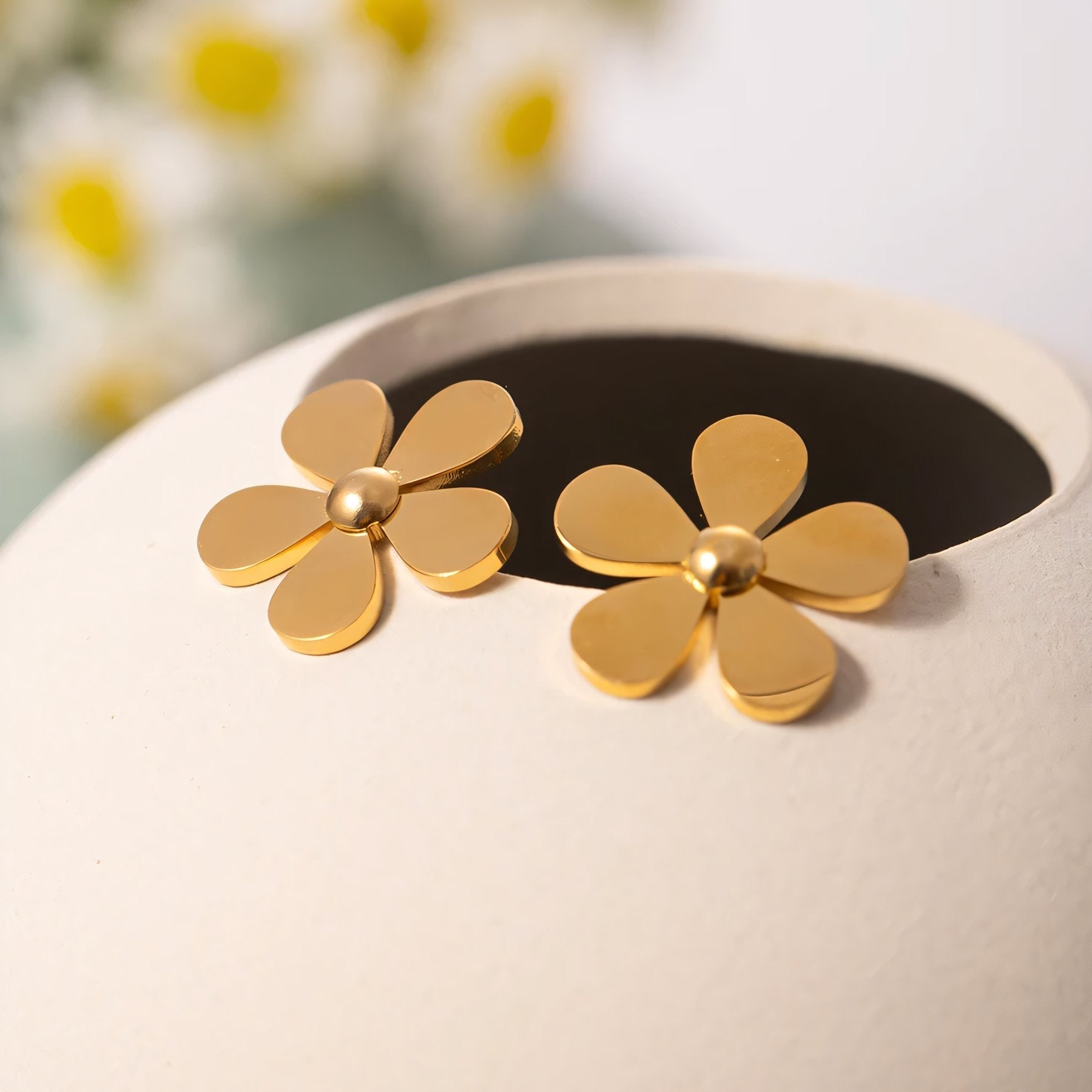 18k Dainty Flower Earrings - Aryomi