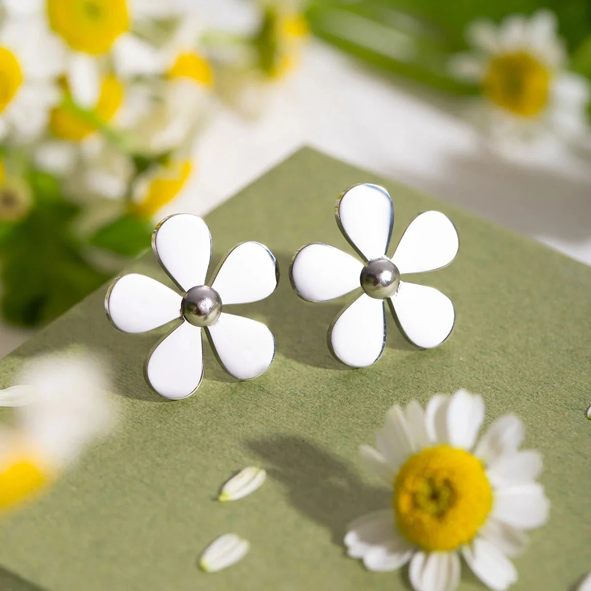 18k Dainty Flower Earrings - Aryomi