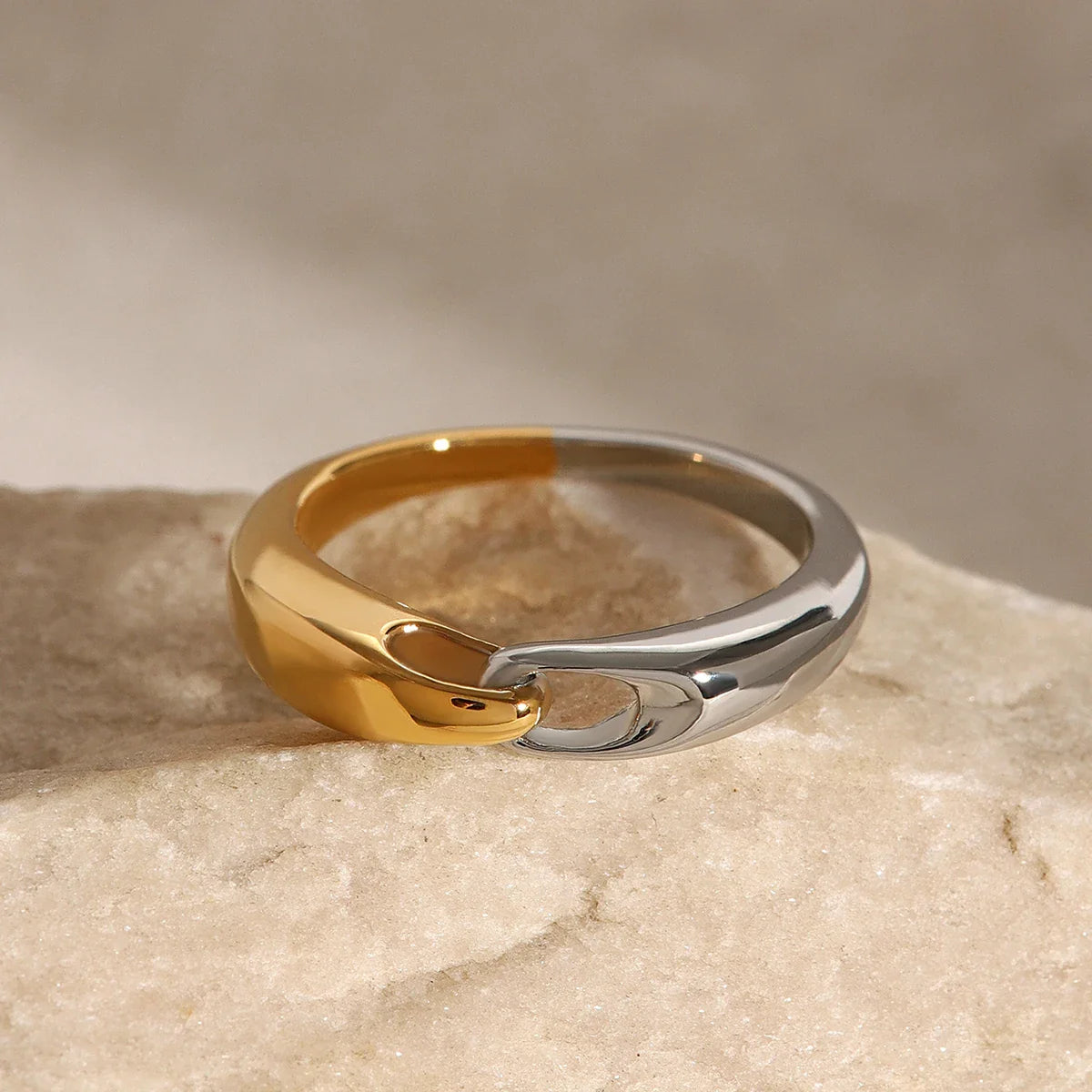 Elegant Two Tone Buckle Link Ring
