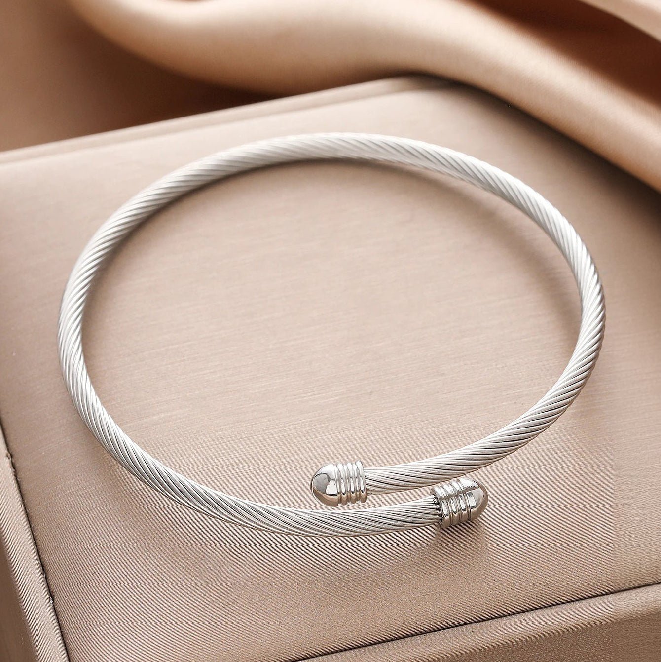 Classy Twisted Bangle Bracelet - Aryomi