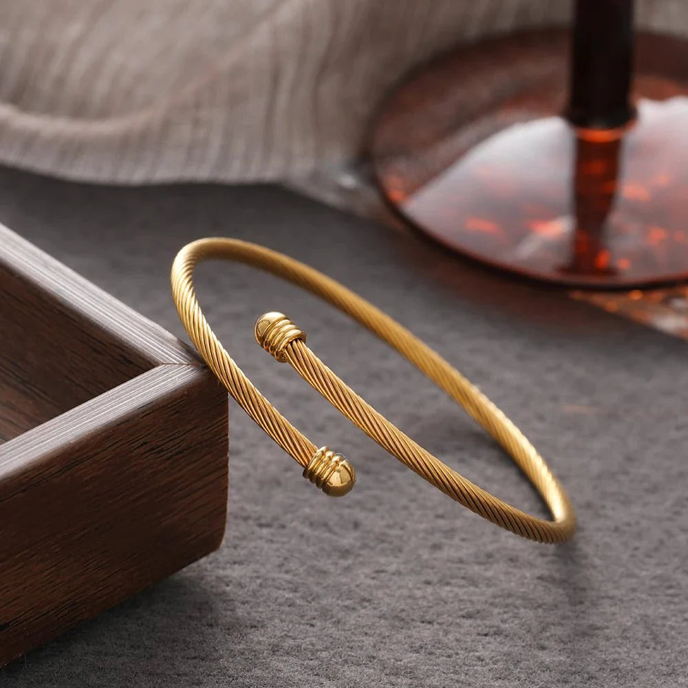 Classy Twisted Bangle Bracelet - Aryomi