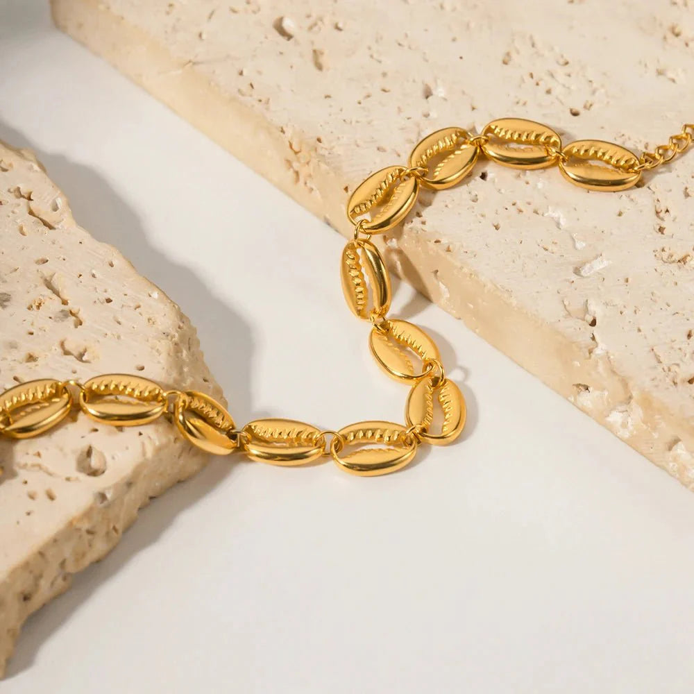 18k Dainty Cowrie Shell Bracelet - Aryomi