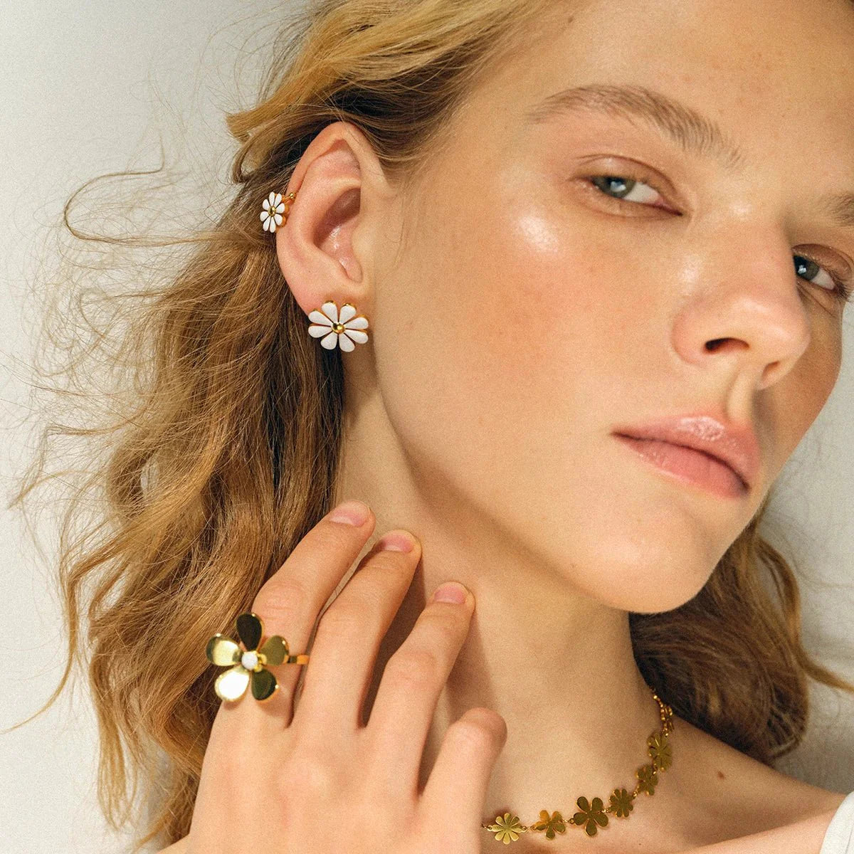 18k Dainty Daisy Floral Earrings - Aryomi