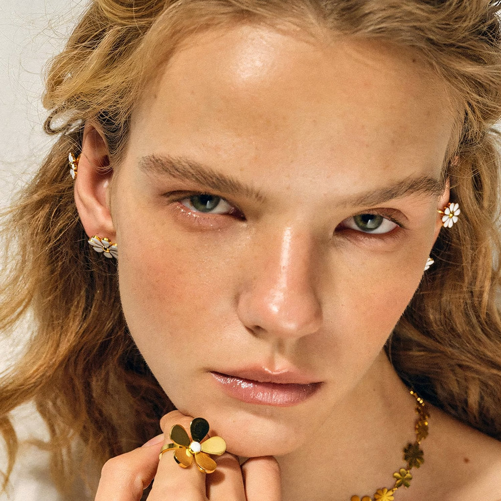 18k Dainty Daisy Floral Earrings - Aryomi