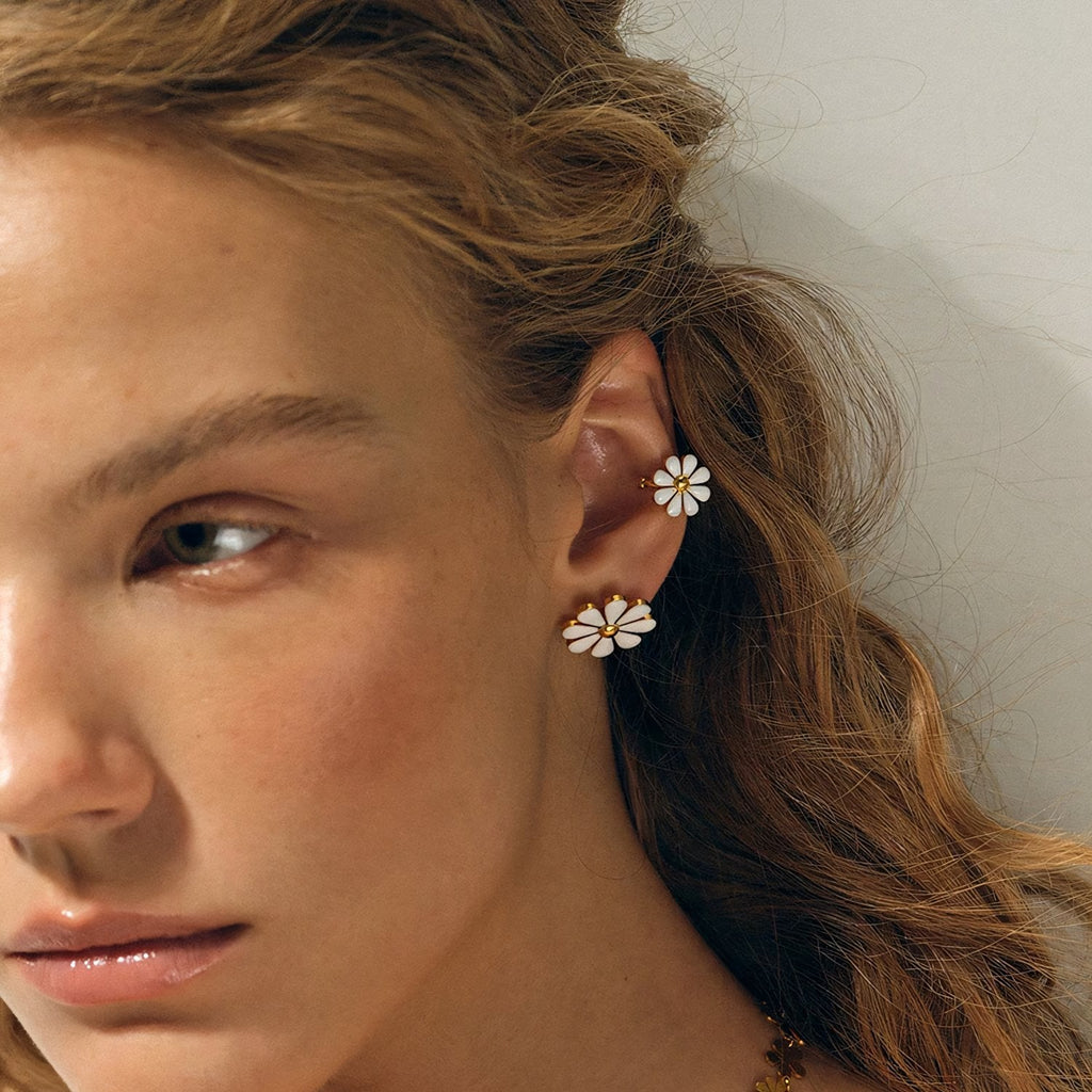 18k Dainty Daisy Floral Earrings - Aryomi
