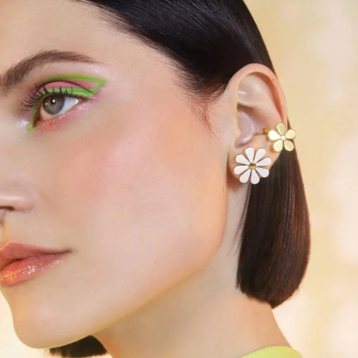 18k Dainty Daisy Floral Earrings - Aryomi