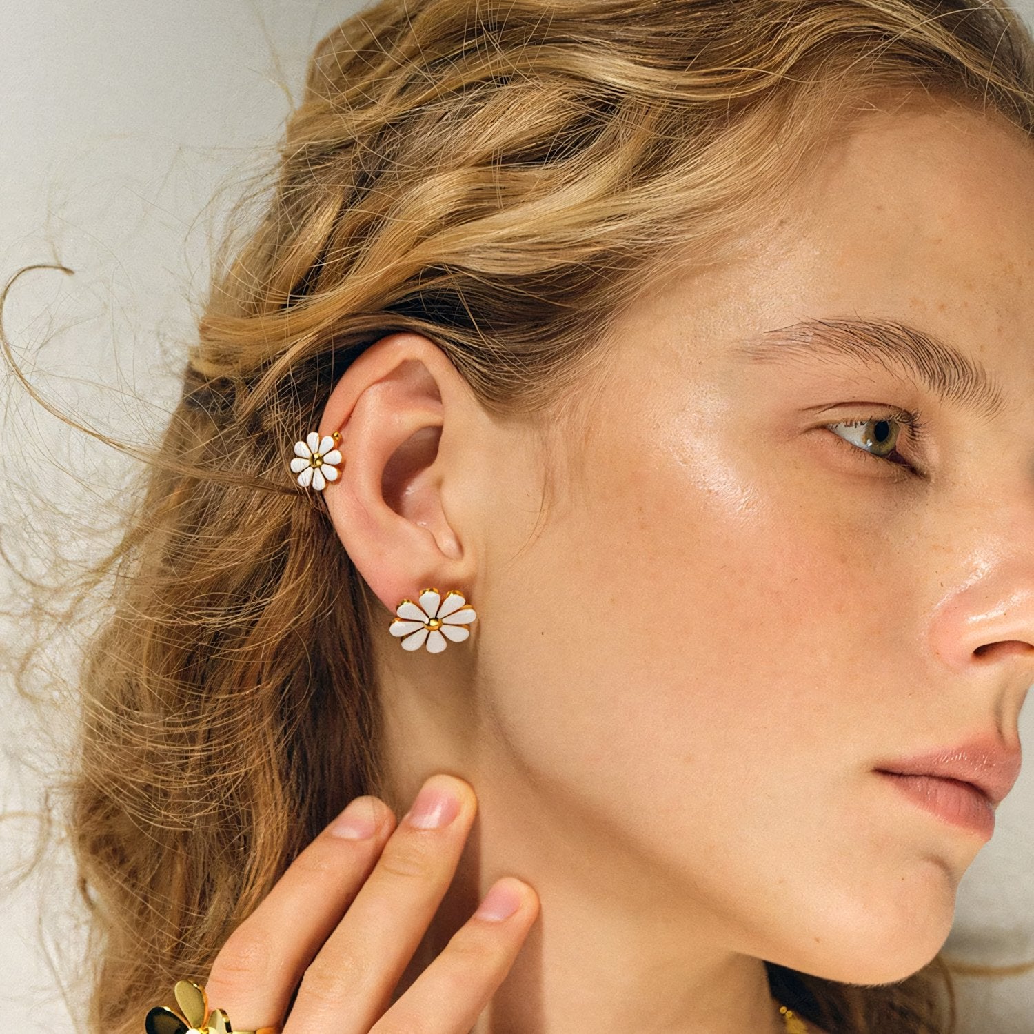 18k Dainty Daisy Floral Earrings - Aryomi