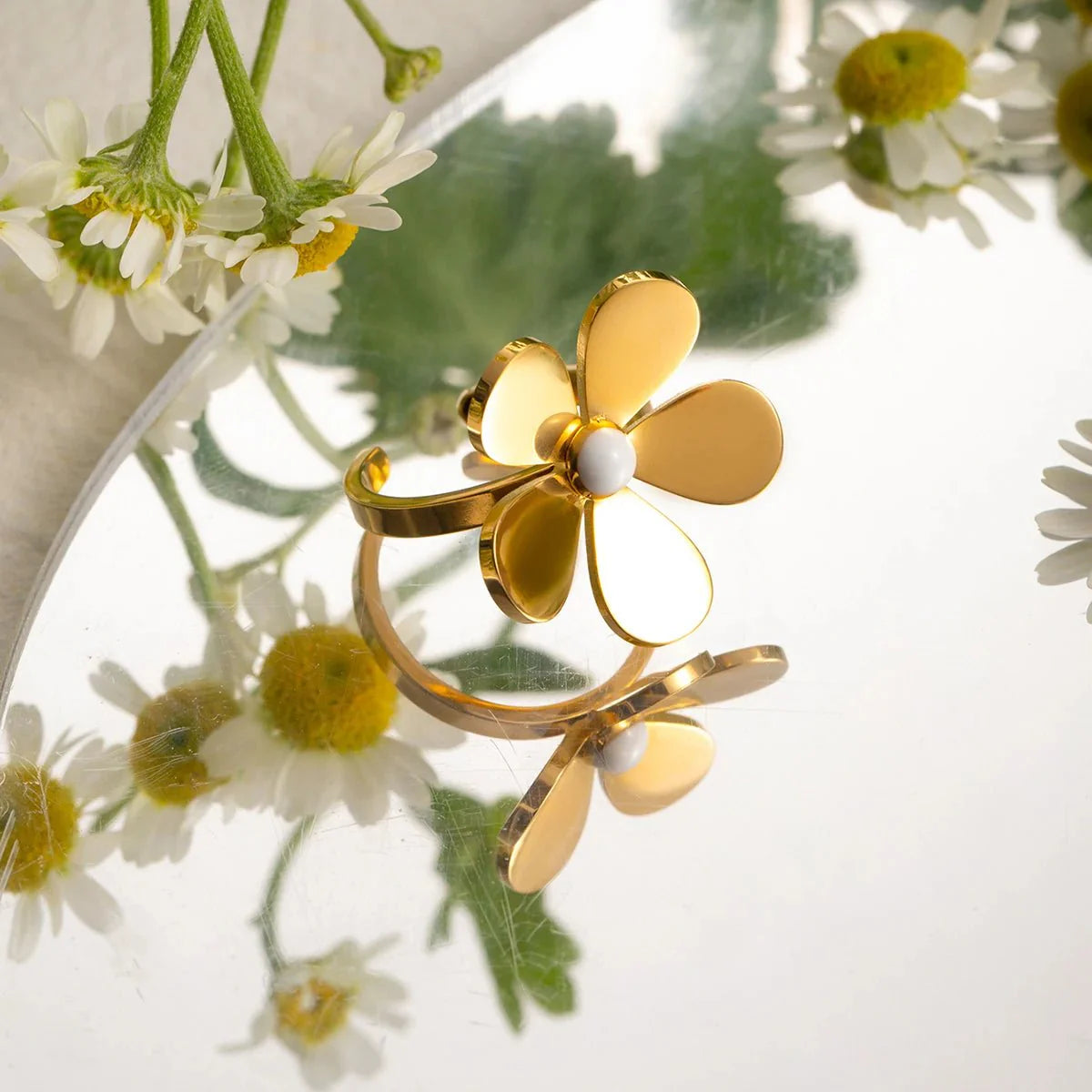 18k Dainty Daisy Floral Ring - Aryomi
