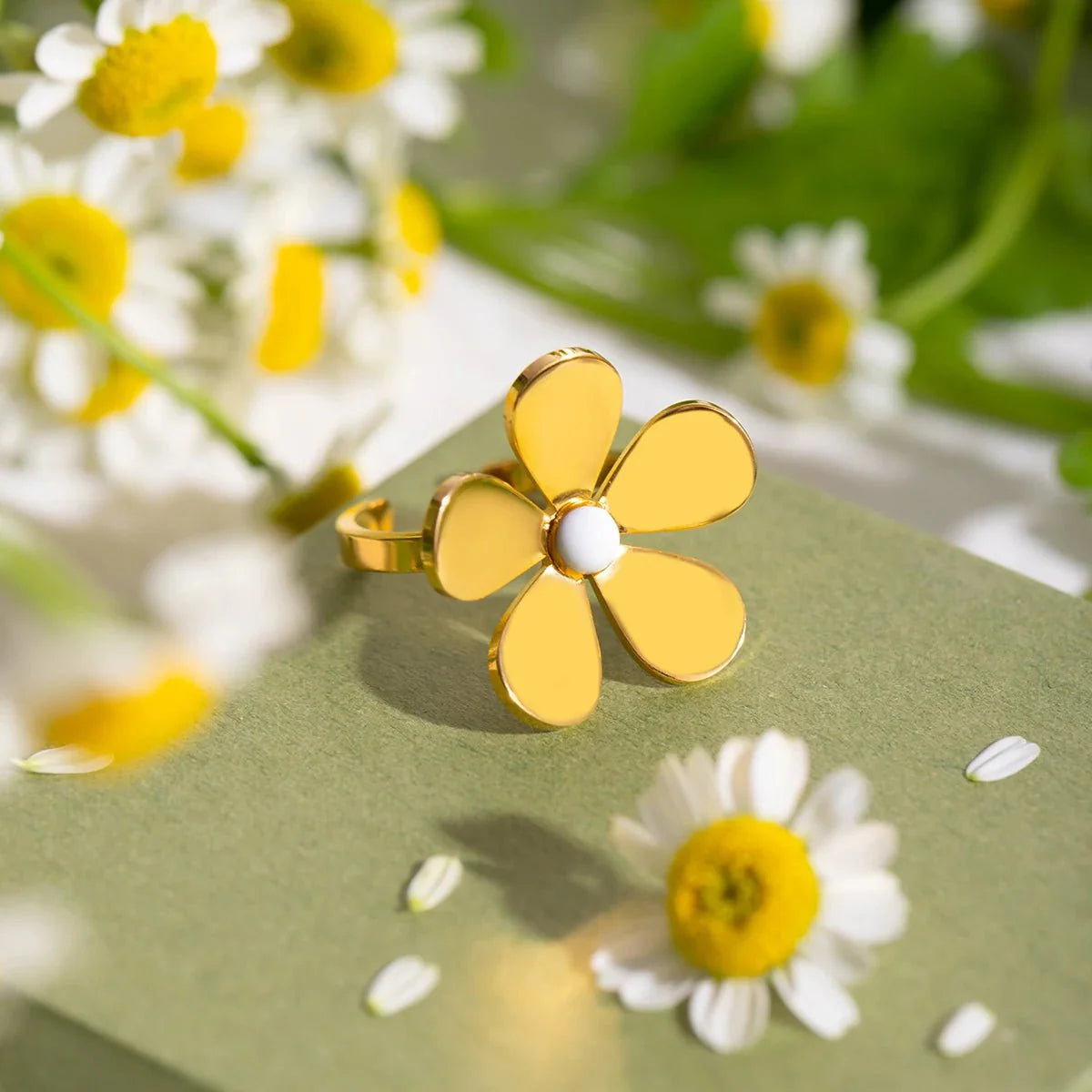 18k Dainty Daisy Floral Ring - Aryomi