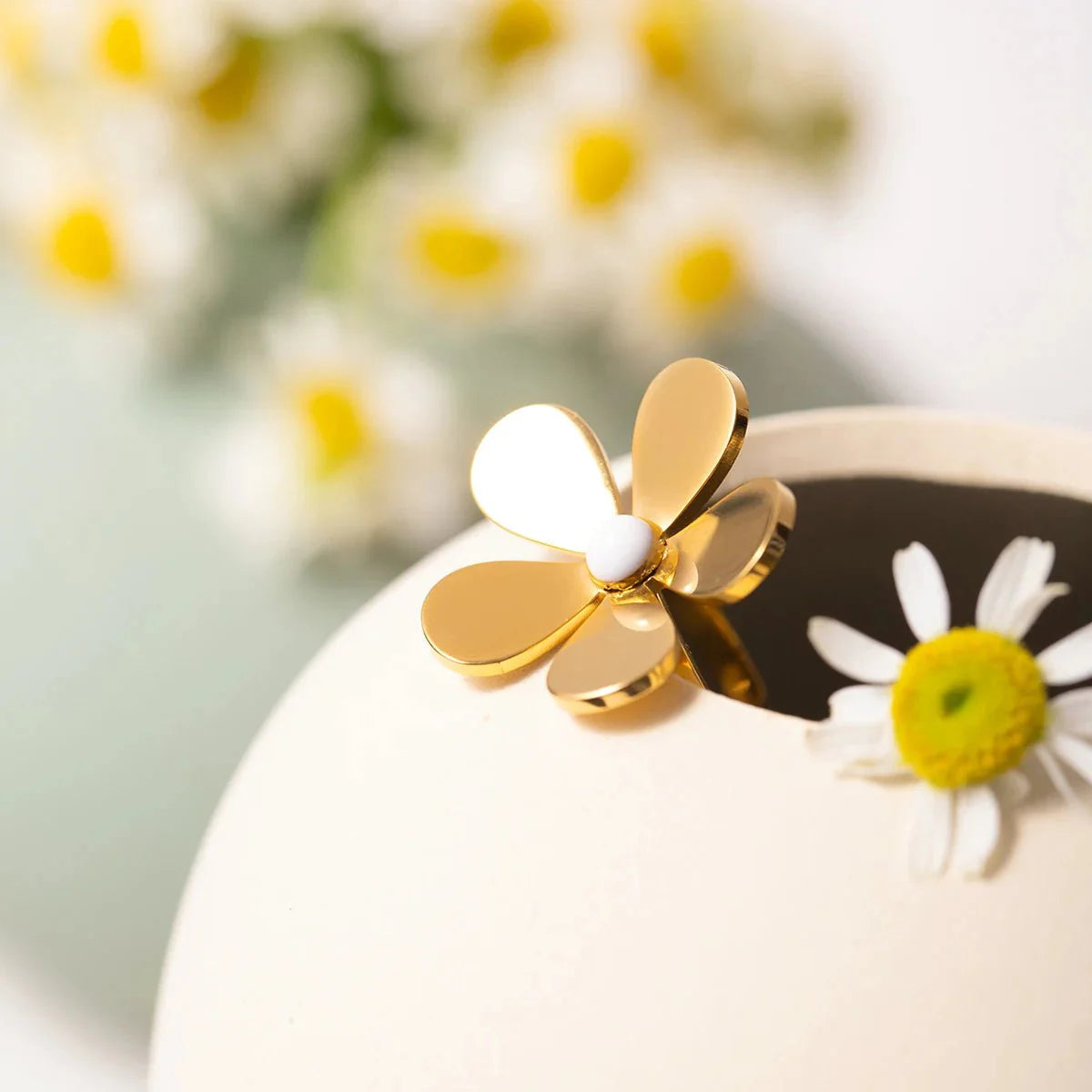 18k Dainty Daisy Floral Ring - Aryomi