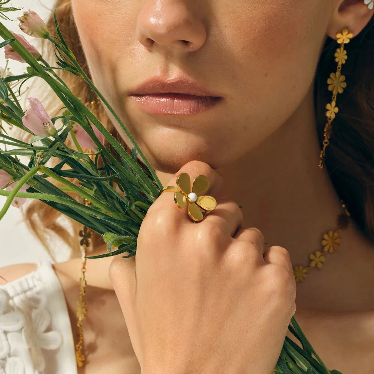 18k Dainty Daisy Floral Ring - Aryomi
