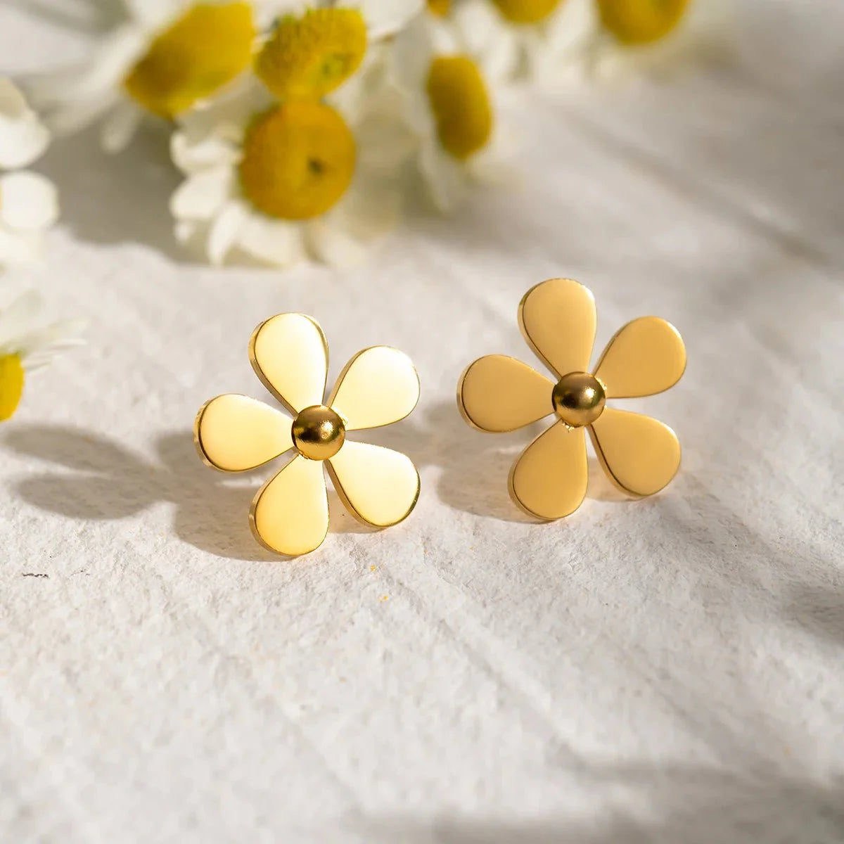 18k Dainty Flower Earrings - Aryomi