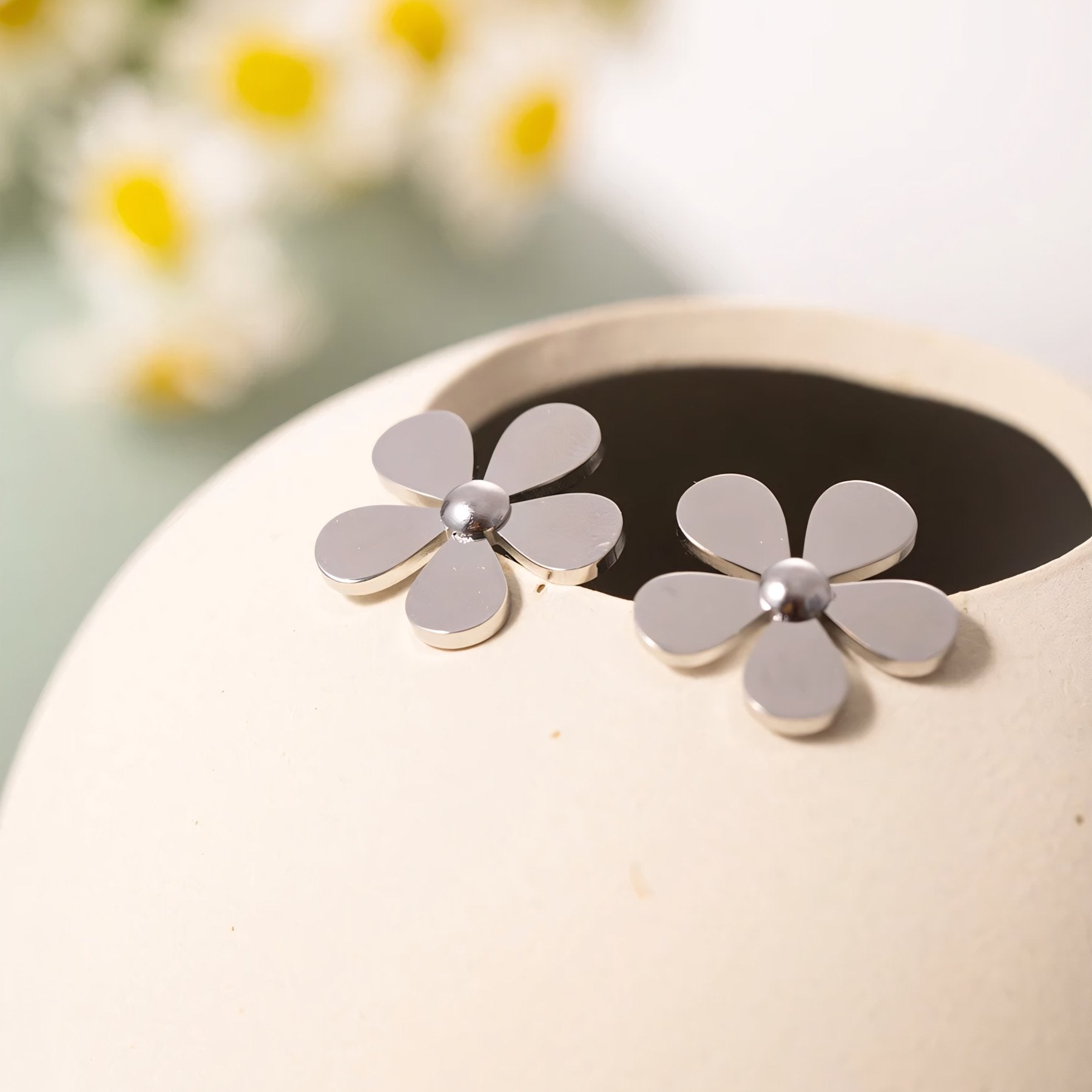 18k Dainty Flower Earrings - Aryomi