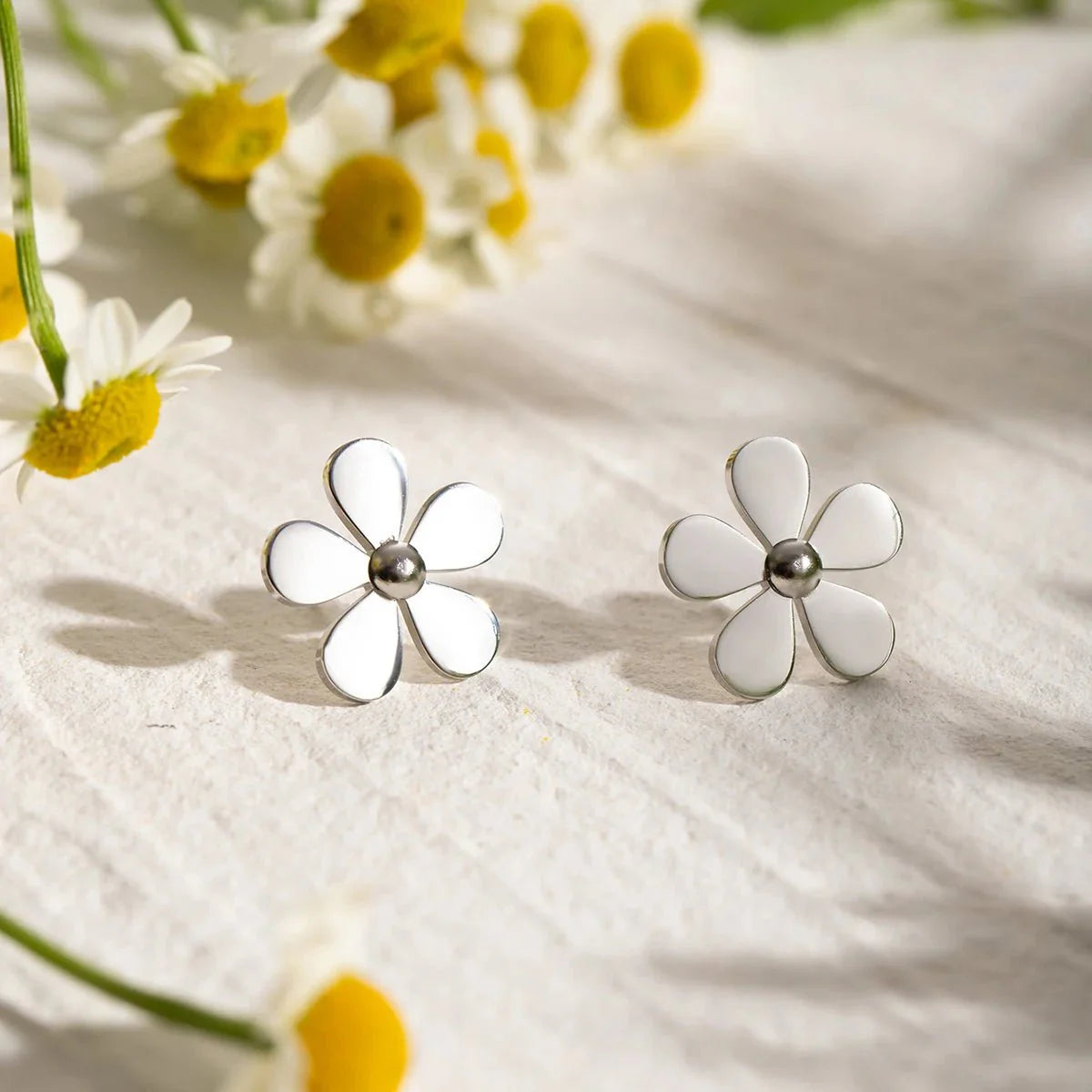 18k Dainty Flower Earrings - Aryomi