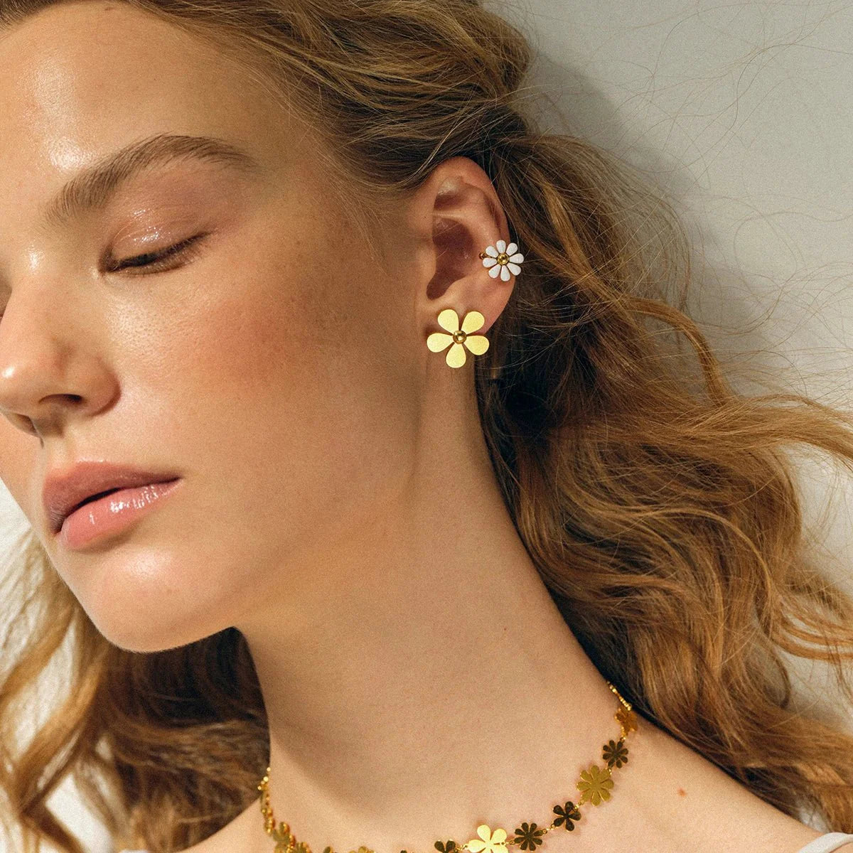 18k Dainty Flower Earrings - Aryomi