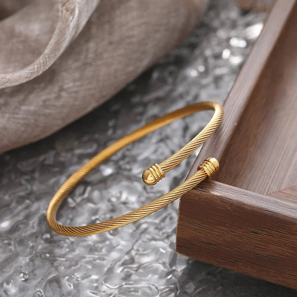 Classy Twisted Bangle Bracelet - Aryomi
