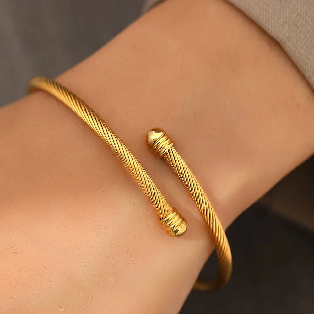 Classy Twisted Bangle Bracelet - Aryomi