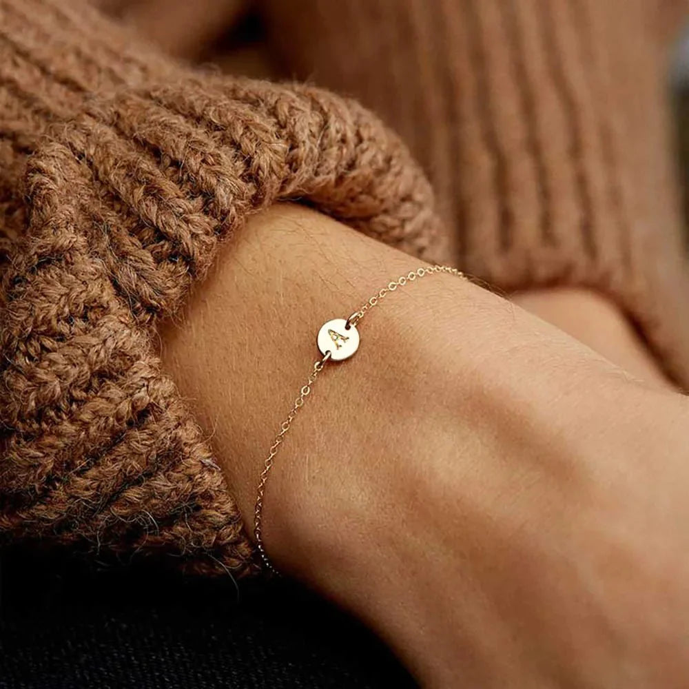 Dainty Chain Letter Initial Charm Bracelet - Aryomi